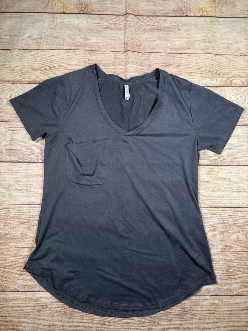 Z Supply Short Sleeve V-Neck Pocket Tee in Charcoal